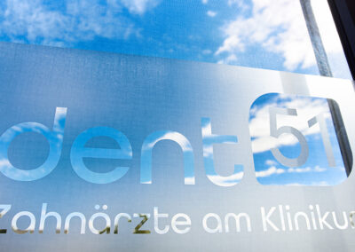 Fensterfolie der Zahnarztpraxis dent51 in Wolfenbüttel