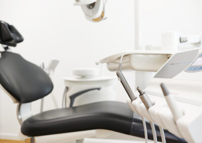 Zahnarztpraxisraum von dent51 mit Zahnarztliege