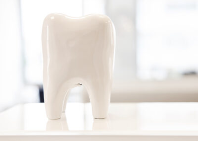 Weißer Zahn aus Porzellan der Zahnarztpraxis in Wolfenbüttel