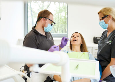 Zahnarzt, Zahnarzthelferin und Patientin bei der Behandlung