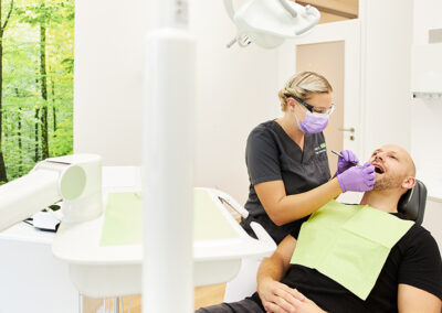 Zahnarzthelferin behandelt Patient in schöner heller dent51 Zahnarztpraxis in Wolfenbüttel