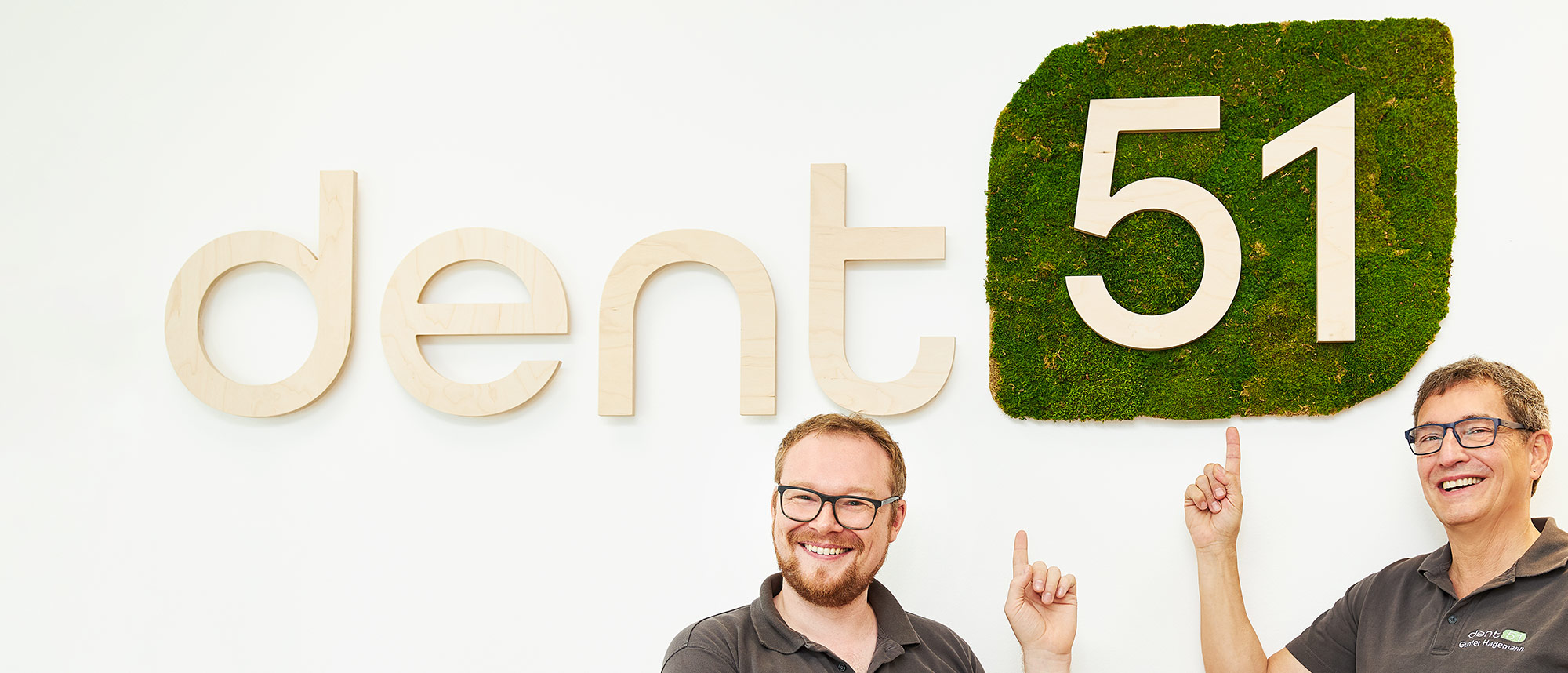 zf-zfa-jobs-wolfenbuettel-1 Linus Gödeke und Gunter Hagemann zeigen auf ein dent51 Schild
